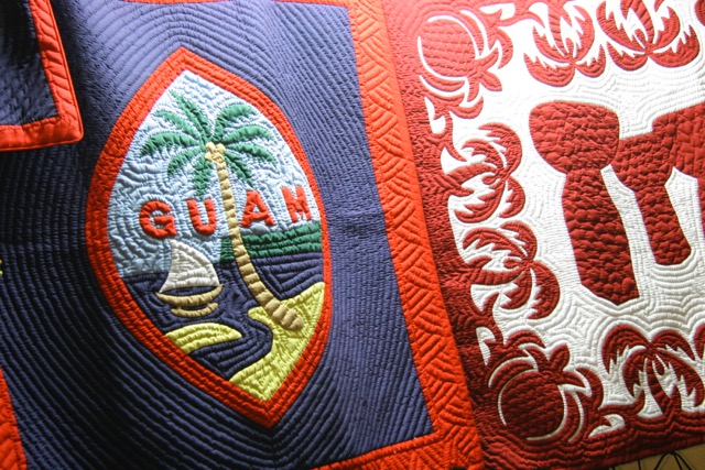 絵柄はグアムの旗（左）、ラッテストーン（右）
